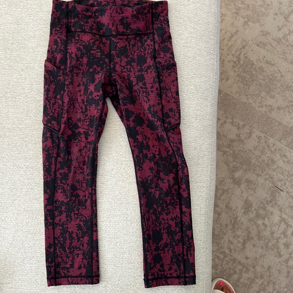 Lululemon Capri Cropped Wunder Under Leggings with Pockets